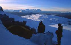 Campamento en la ladera justo bajo el Portezuelo de la Gallina. Al fondo, el macizo del Paine en pleno invierno.