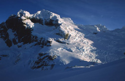 Desde el Portezuelo de la Gallina, se aprecia la ruta final al Monte Balmaceda. La cumbre principal es la mas a la derecha siendo la de la izquierda, de menor altura, pero solo en algunos metros.