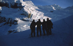 Los cuatro, la foto de cumbre; atras la ruta elegida. Las condiciones invernales encontradas fueron las mismas del primer ascenso hace mas de 40 años. Es la maquina del tiempo del invierno patagonico.