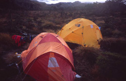 Primer campamento en medio de grandes mallines, la humedad reinaba. Desde aqui porteabamos hasta el campamento a los pies del lago Balmaceda.