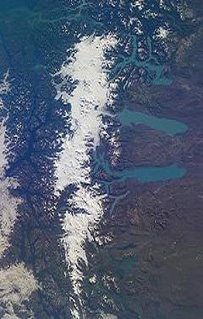 Fotografía satelital del Campo de Hielo Sur. Se aprecia claramente el estrechamiento en la parte central