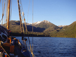 Puerto Cueri-Cueri, un alto en el camino, en una tranquila bahia, donde se apreciaba la naturaleza de los canales patagonicos