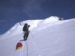 Etapa final del ascenso por el costado del Glaciar Margarita, con una mochila por persona, mas un trineo simple a la rastra