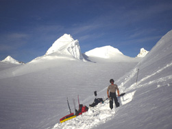 Otra imagen del campamento , estando el monte Dagmar Aaen de telon de fondo