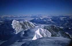 Vista al noroeste. al fondo a la izquierda desta el Cerro Arenales, y al otro extremo en Monte San Valentin.