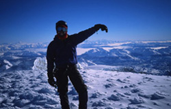Camilo en la cumbre señalando el Monte San Valentin, otra inverna suya.