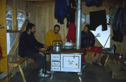 El interior del refugio, de izquierda a derecha, Camilo Rada, Manuel Bugueño y Marcelo Camus